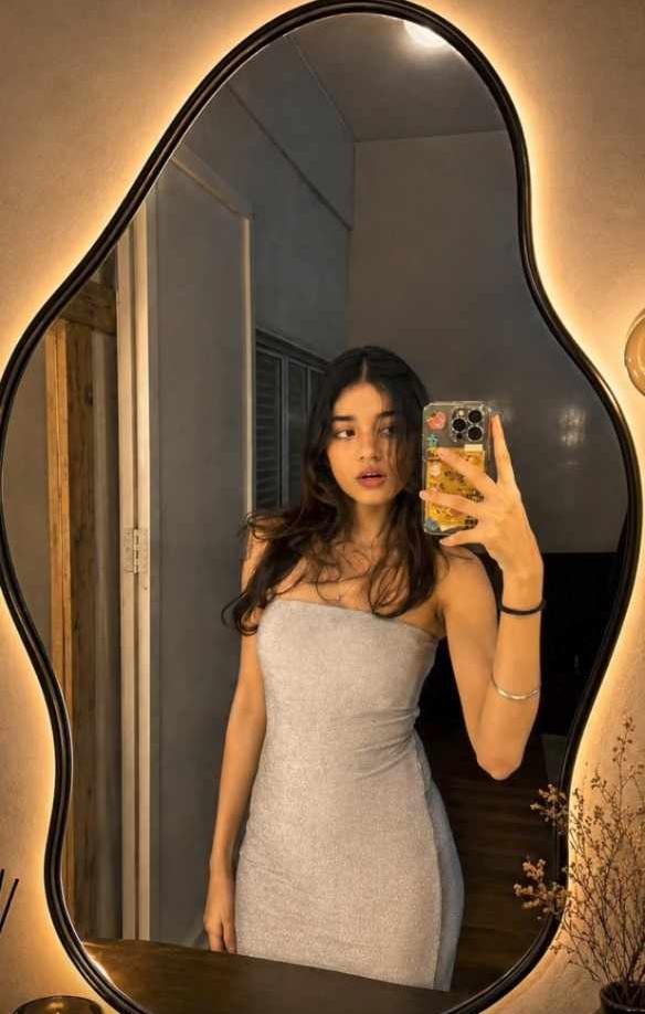 Mirror Selfie Prompt
